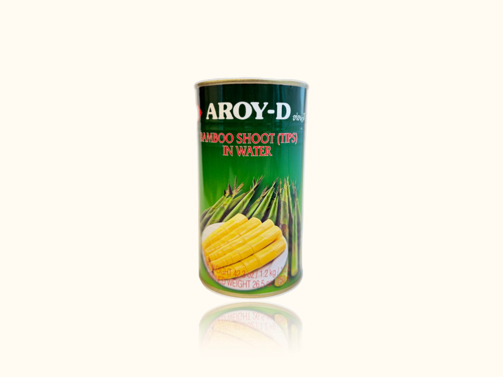 Aroy-d bambunversojen kärkiä vedessä